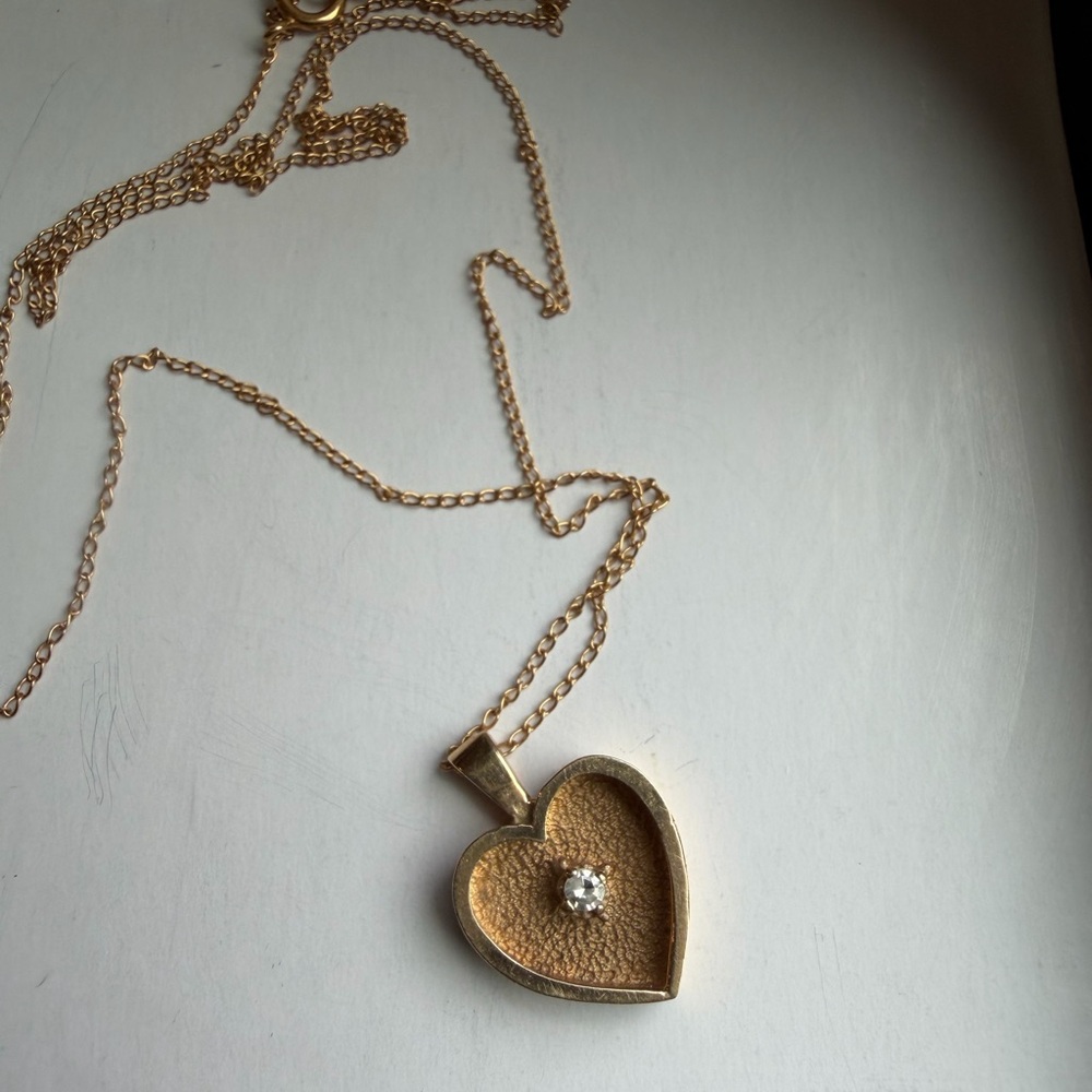 14kt dainty Gold Heart Pendant Necklace with Center diamond.